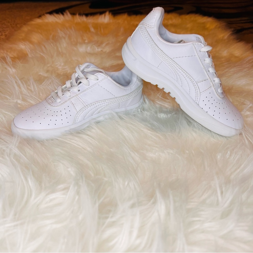 Toddler girl all white pumas size 10c in excellent condition